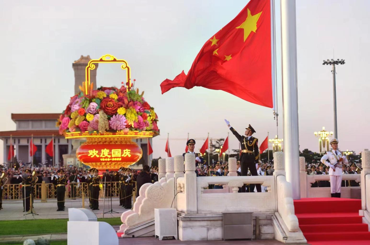 อวยพรประเทศของเราให้เข้มแข็งและเจริญรุ่งเรือง อวยพรชีวิตของเราให้เป็นวันชาติที่มั่งคั่งและมีความสุข!