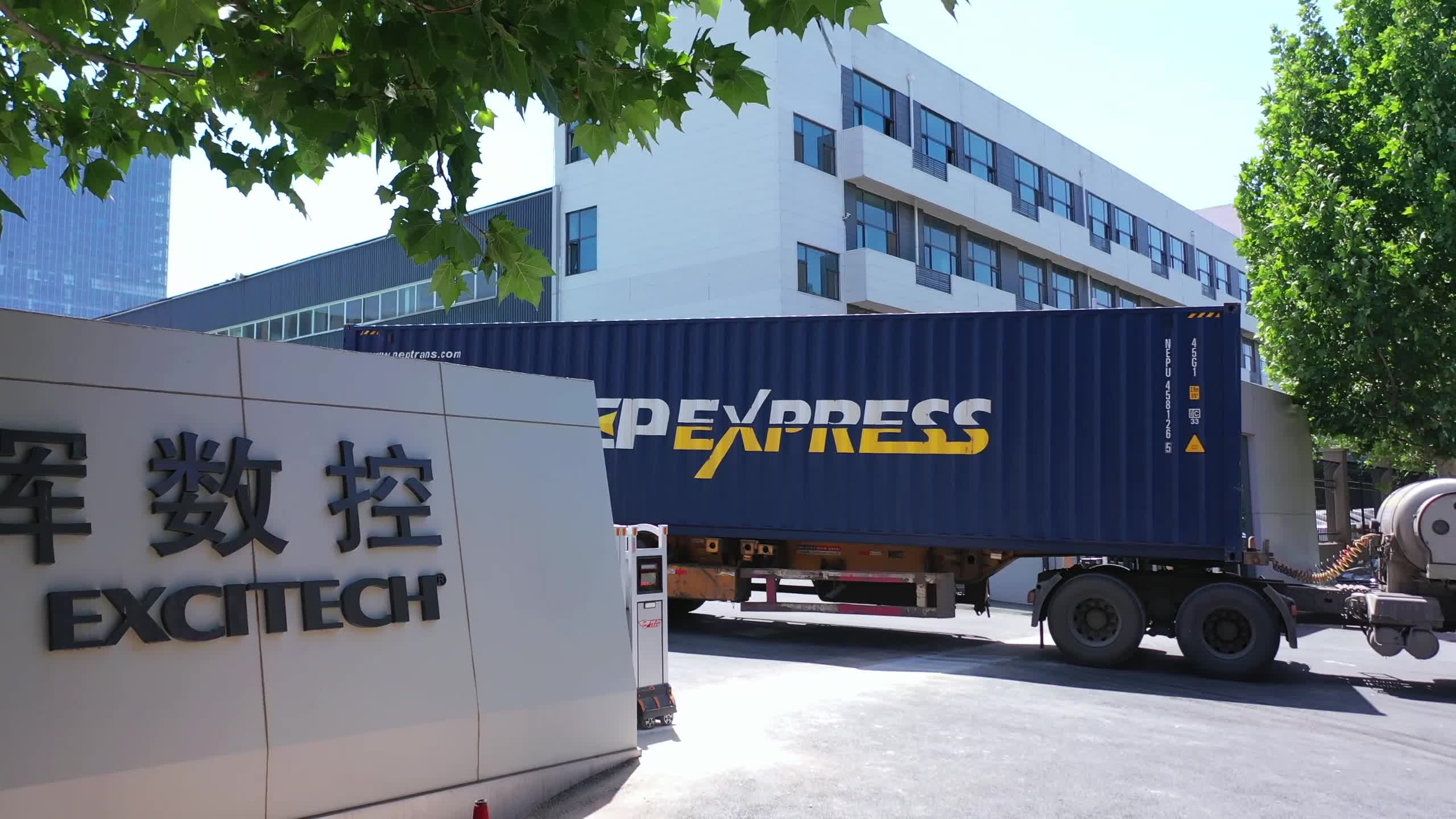โรงงาน Excitech กำลังส่งออเดอร์ลูกค้าอยู่ ส่งสินค้าถึงโรงงานลูกค้าอย่างปลอดภัย